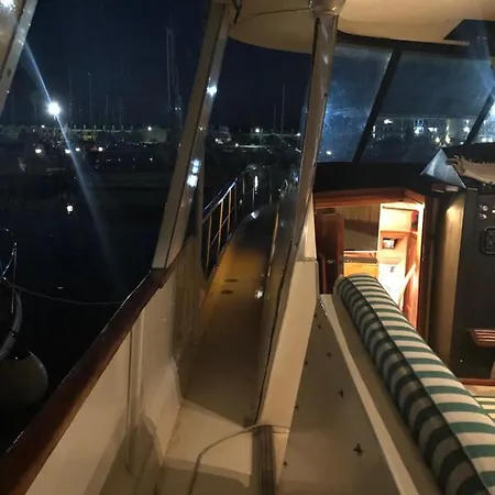 Sea Life Boat & Breakfast Lignano 船上ホテル ラティザーナ